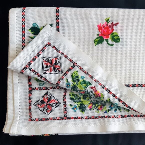 VTG Hand Embroidery Cross Stitch Roses Borders Tablecloth Table Topper 40"X31" - Picture 5 of 15